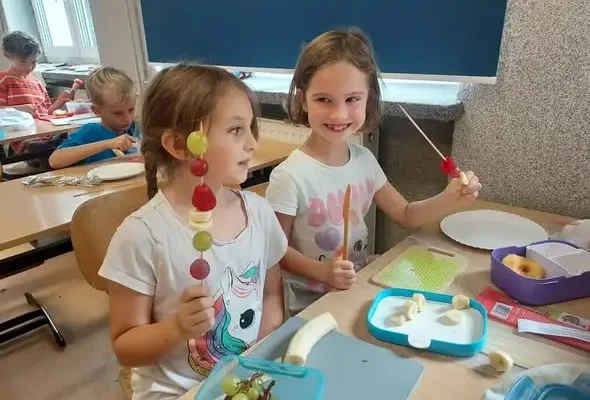 Owocowe szaszłyki w klasie 1c – smaczna lekcja zdrowego odżywiania