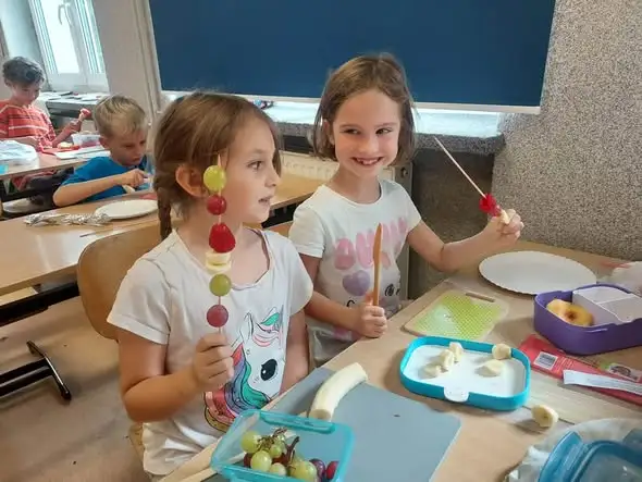 Owocowe szaszłyki w klasie 1c – smaczna lekcja zdrowego odżywiania