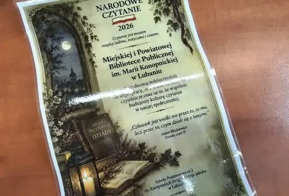 Młodzież z SP2 w Lubaniu czytała „Dziady” w bibliotece