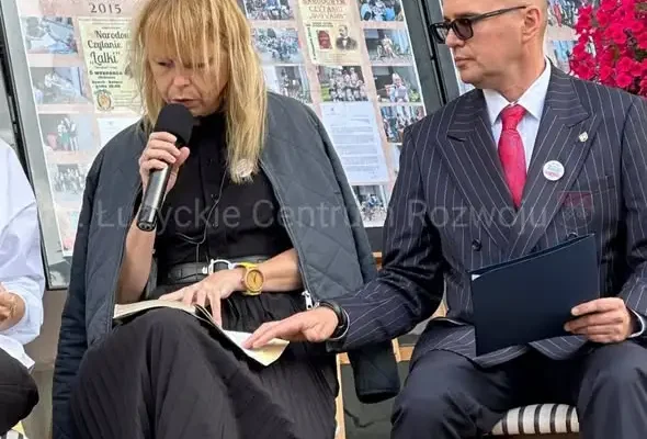 Narodowe Czytanie w Lubaniu: „Dziady” Mickiewicza przy fontannie na placu Feliksa Netza