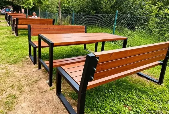 Nowe ławkostoły na szkolnym podwórku w Świeradowie-Zdroju