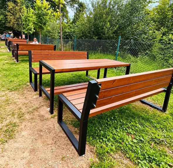 Nowe ławkostoły na szkolnym podwórku w Świeradowie-Zdroju