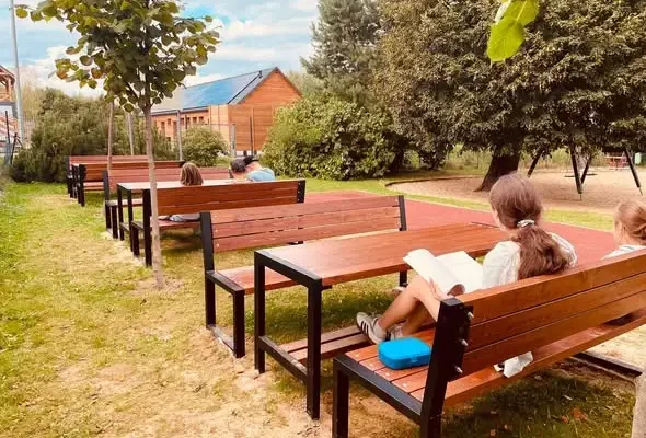 Nowe ławkostoły na szkolnym podwórku w Świeradowie-Zdroju