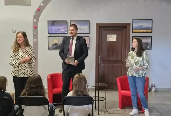 Ogólnopolski Dzień Głośnego Czytania w Lubaniu – uczniowie i skarbnik miasta czytali razem