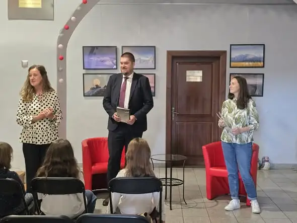 Ogólnopolski Dzień Głośnego Czytania w Lubaniu – uczniowie i skarbnik miasta czytali razem
