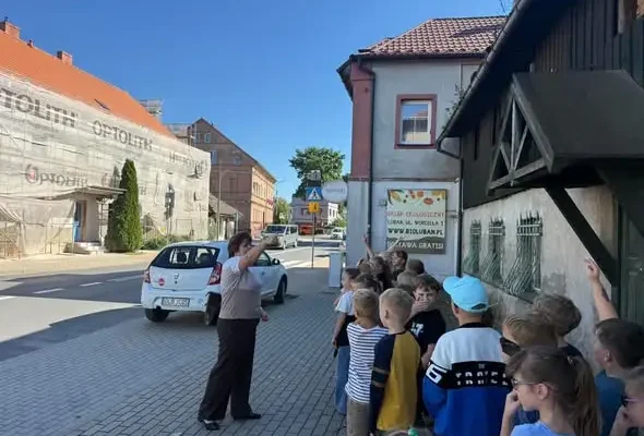 Pierwszoklasiści z Olszyny uczyli się bezpiecznego poruszania po drogach
