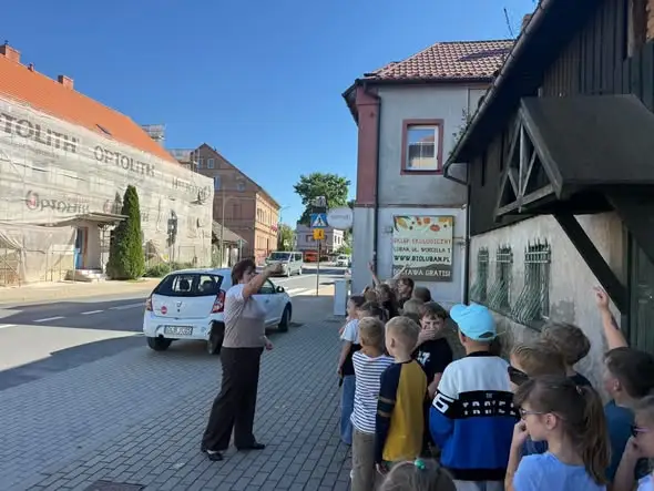 Pierwszoklasiści z Olszyny uczyli się bezpiecznego poruszania po drogach