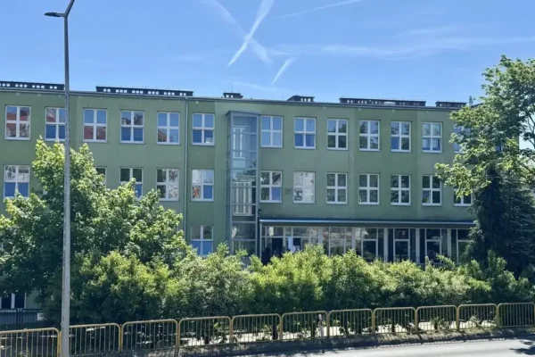 Uczennica przyniosła do szkoły niebezpieczne narzędzie. Dyrekcja reaguje
