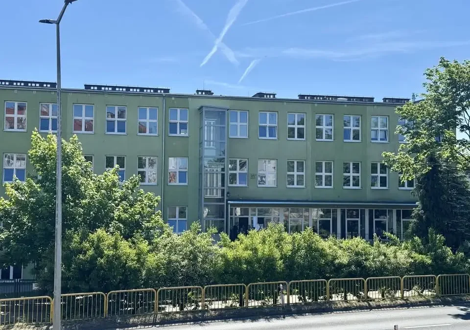 Uczennica przyniosła do szkoły niebezpieczne narzędzie. Dyrekcja reaguje