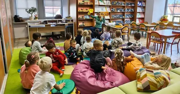 Przedszkolaki z Lubania odwiedziły bibliotekę i Salę Rajców