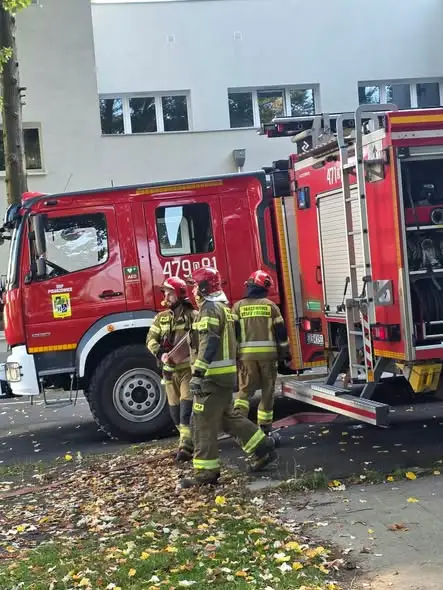 Ćwiczenia ewakuacyjne w Pisarzowicach: strażacy szkolili dzieci z ZSP