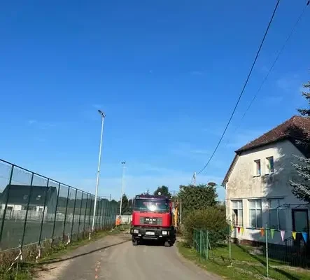 Ruszyła przebudowa drogi gminnej przy szkole w Radogoszczy