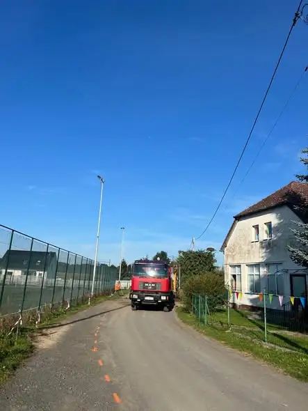 Ruszyła przebudowa drogi gminnej przy szkole w Radogoszczy