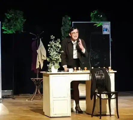 Spektakl „Każdego dnia jest mi żal” w Domu Kultury w Łesnej – tłumy i owacje na stojąco