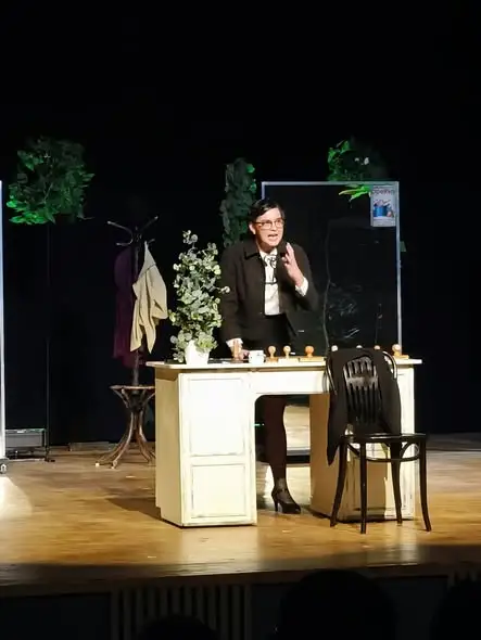 Spektakl „Każdego dnia jest mi żal” w Domu Kultury w Łesnej – tłumy i owacje na stojąco