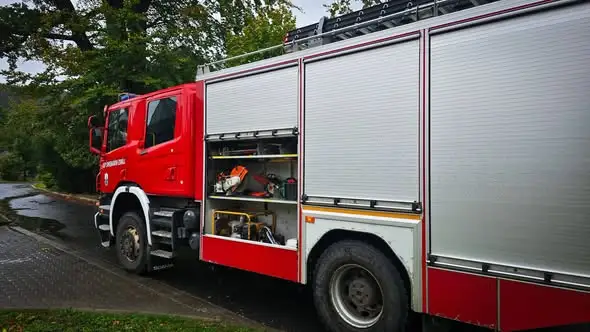 Powalony konar na ul. Bocznej w Świeradowie-Zdroju – interwencja OSP