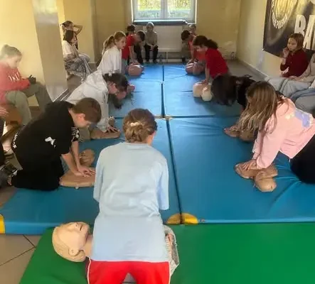 Uczniowie klasy 4c z Lubańskiej Jedynki uczą się ratować życie