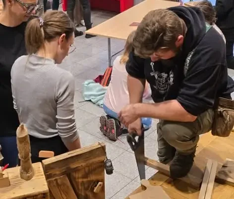 Warsztaty stolarskie w Lubaniu połączyły pokolenia i płcie