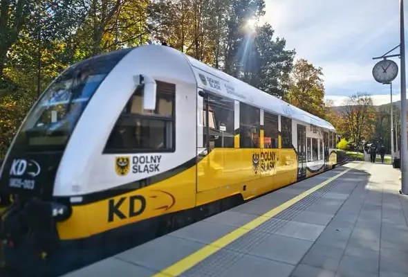 Nowy pociąg Kolei Dolnośląskich z napisem „IZERSKIE” na stacji w Świeradowie-Zdroju